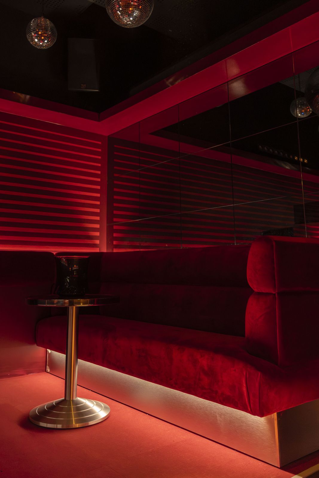 Banquette en velours rouge du Gilly Club