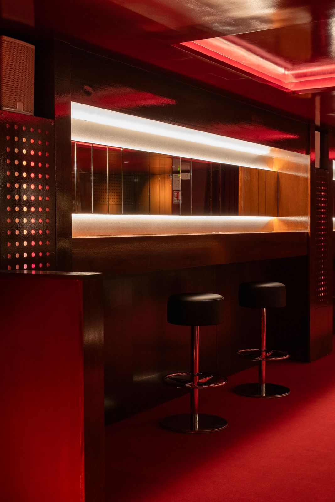 Mange-debout lumineux et tabourets du Gilly Club