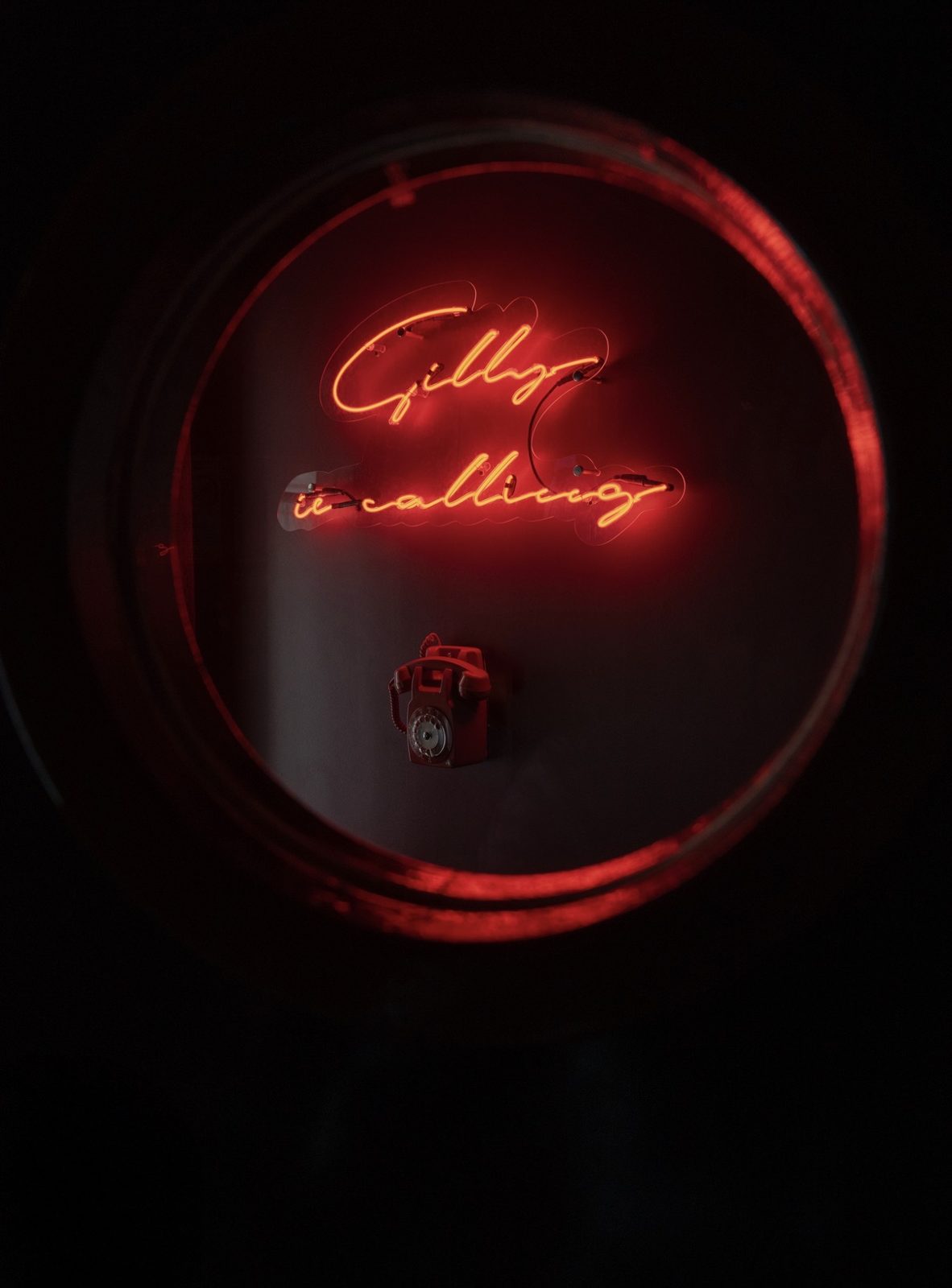 Néon Gilly is calling et téléphone rouge