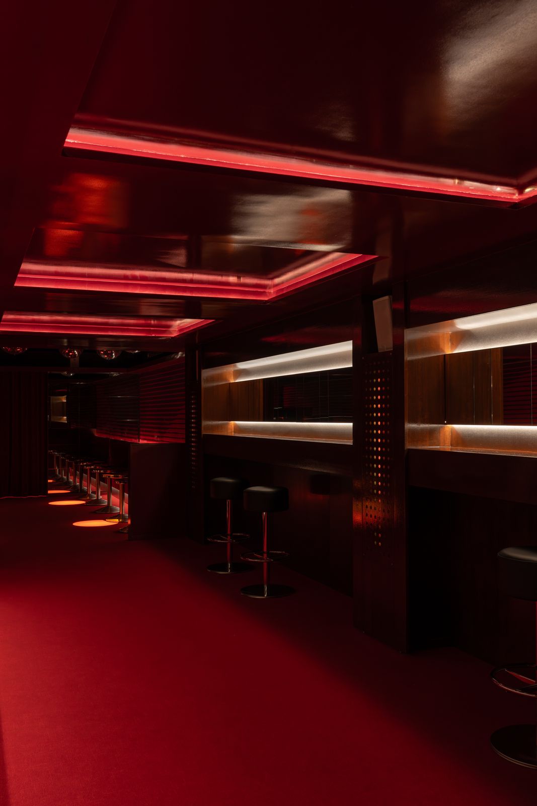 Salle du Gilly Club, plafond laqué et moquette rouge